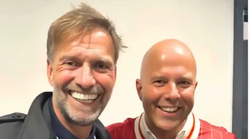 محمد صلاح يغادر المباراة بسبب خلاف مع كلوب الذي يتخذ موقفًا داعمًا من آرني سلوت